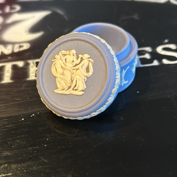 Vintage Wedgwood Blue Jasperware Mini Trinket Ring Box - Picture 4 of 7
